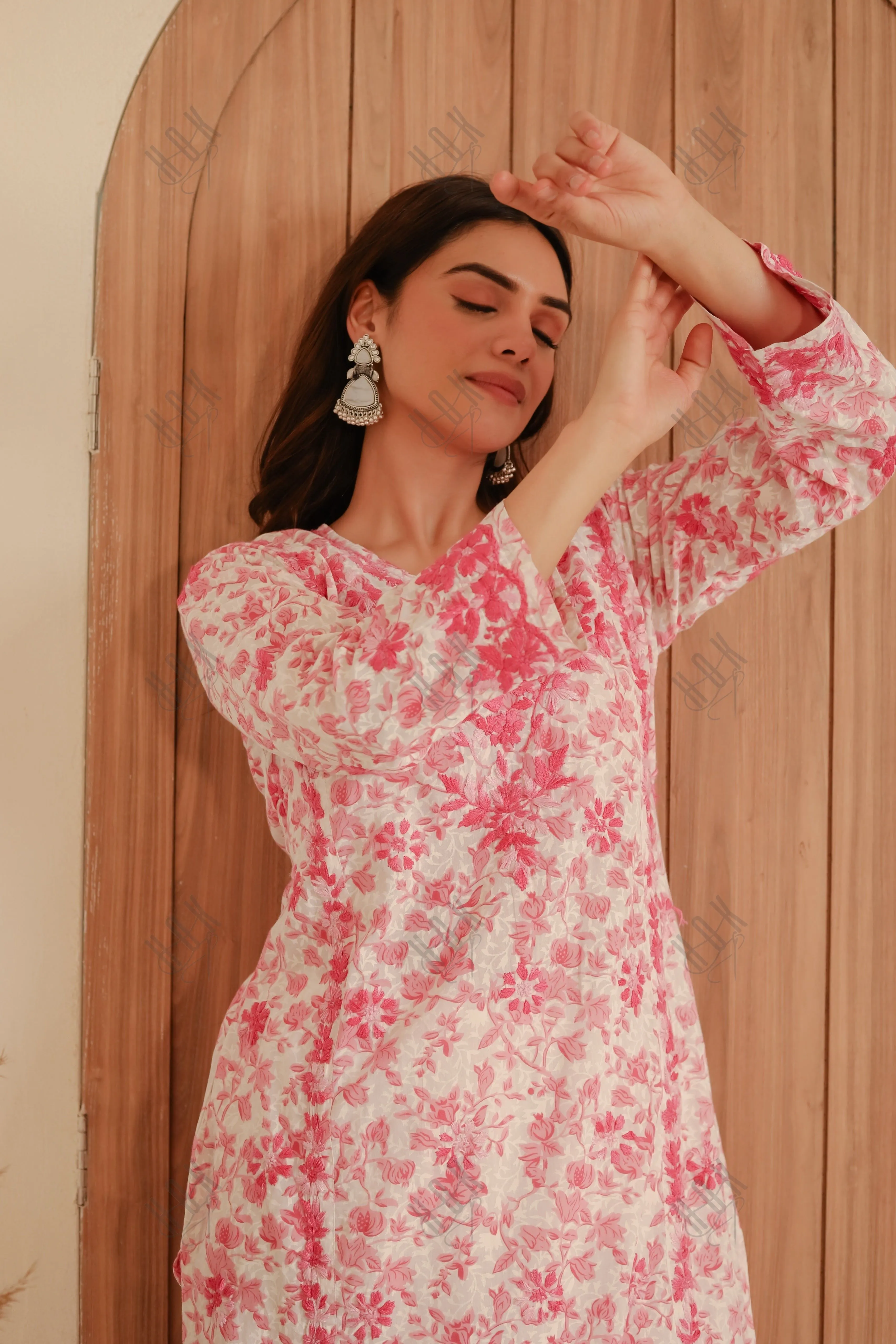 Simer in Saba Chikankari Kurta in Mul cotton in Pink Print